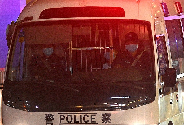 -Un véhicule de police sort du tribunal populaire du district de Yantian, où 12 militants pro- démocratie de Hong Kong sont jugés, dans la ville de Shenzhen, le 28 décembre 2020. Photo de Noel Celis / AFP via Getty Images.