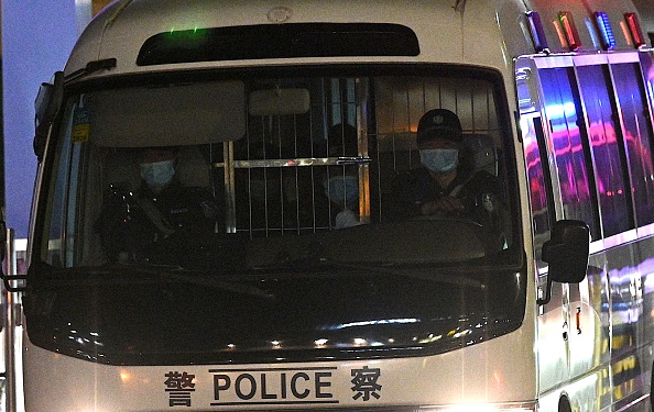 - 12 militants pro- démocratie de Hong Kong arrêtés sont jugés, dans la ville de Shenzhen, dans le sud-est de la Chine, de l'autre côté de la frontière avec Hong Kong, le 28 décembre 2020. Photo de Noel Celis / AFP via Getty Images.