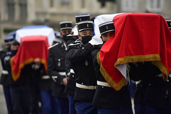 Le commandant de la compagnie de gendarmerie d'Ambert, Fabrice Touioui, raconte "l'excellence et l'abnégation" des trois militaires abattus par un forcené alors qu'ils tentaient de secourir une femme victime de violences conjugales. (Photo PHILIPPE DESMAZES/POOL/AFP via Getty Images)