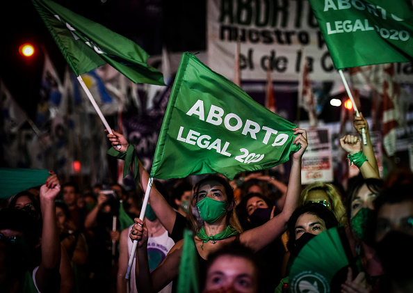 L'Argentine est devenue ce mercredi 30 décembre 2020 l'une des rares nations d'Amérique latine à autoriser l'avortement, après le vote par le Parlement d'une loi qui divise profondément l'opinion publique. (Photo by Marcelo Endelli/Getty Images)