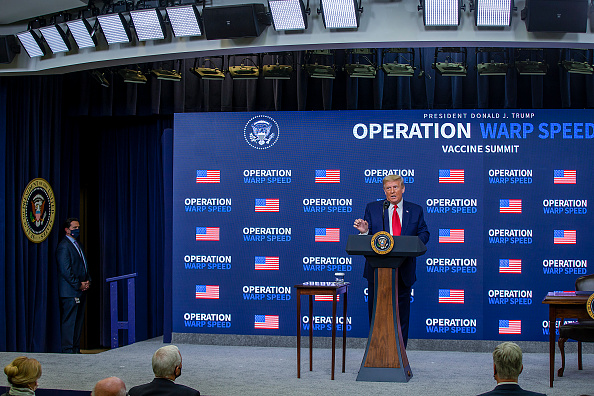 -Le président américain Donald Trump répond aux questions des médias lors du sommet sur le vaccin le 8 décembre 2020 à Washington, DC. Photo par Tasos Katopodis / Getty Images.