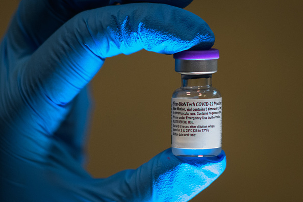 Flacon du vaccin Pfizer / BioNTech. (Photo : Leon Neal / Getty Images.)