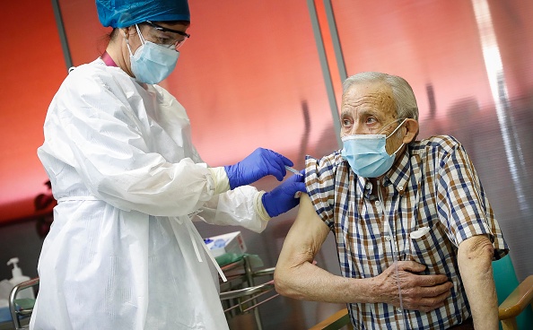 Les premiers vaccins Pfizer/BioNTech ont été injectés au Centre des personnes âgées de Vallecas le 27 décembre 2020 à Madrid. (Photo : D. Sinova - Pool/Getty Images)