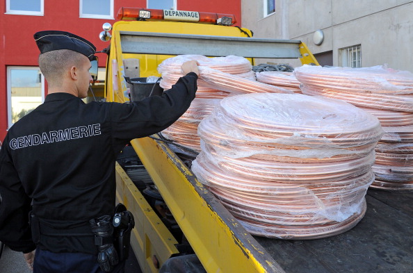Un gendarme examine plusieurs tonnes de câbles en cuivre volés         (PASCAL GUYOT/AFP via Getty Images)