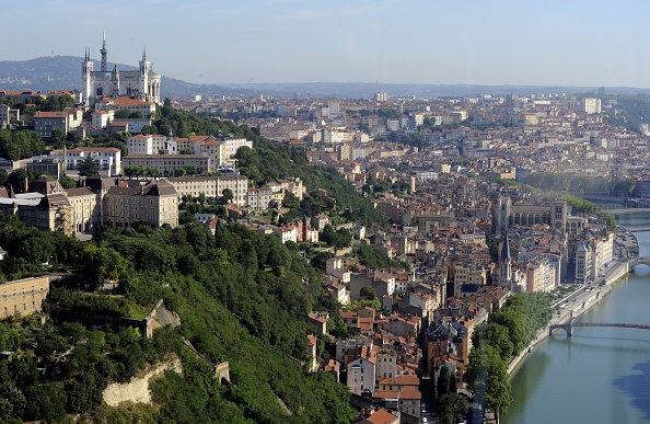 Une vue aérienne prise le 31 juillet 2010 montre le quartier historique de la ville de Lyon, dans le sud-est de la France (PHILIPPE DESMAZES/AFP via Getty Images)