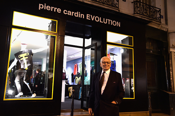 Pierre Cardin pose devant le « Pierre Cardin Evolution Boutique » lors d'un cocktail d'ouverture au Musée Pierre Cardin le 13 novembre 2014 à Paris, France. Photo par Pascal Le Segretain / Getty Images.