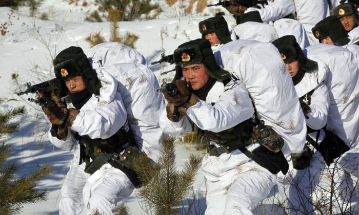 Des soldats chinois participent à un entraînement en hiver à Heihe, dans la province du Heilongjiang, au nord-est de la Chine, le 28 janvier 2015. (STR/AFP via Getty Images)