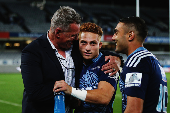 -L’entraîneur-chef John Kirwan félicite Ihaia West des Blues après avoir remporté le match de Super Rugby à Eden Park le 10 avril 2015 à Auckland, Nouvelle-Zélande. Photo par Hannah Peters / Getty Images.