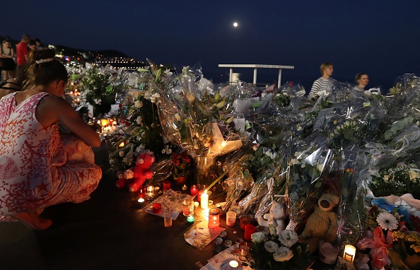 Mémorial improvisé sur la Promenade des Anglais à Nice en hommage aux victimes de l'attentat du 14 juillet qui avait fait 86 victimes.  (Photo : VALERY HACHE/AFP via Getty Images)