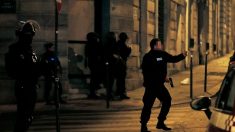 Paris : alors que des policiers interpellaient un homme armé d’un couteau, ils se font encercler par une trentaine d’individus