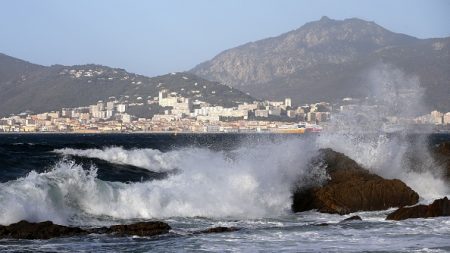 Tempête Bella : des milliers de litres de fioul se déversent du navire « Iles Sanguinaires II » à Ajaccio