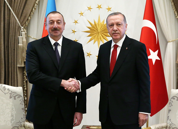 -Photo fournie par le bureau de presse du président turc, Recep Tayyip Erdogan, qui serre la main d'Ilham Aliyev, président de la République d'Azerbaïdjan au palais présidentiel turc le 25 avril 2018 à Ankara, Turquie. Photo par le bureau de presse du président turc via Getty Images.