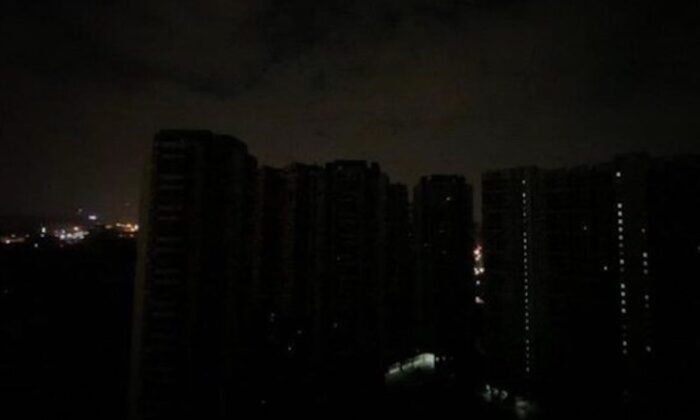 La ville de Guangzhou dans la province du Guangdong, en Chine, dans l'obscurité totale à la suite d'une panne d'électricité le 21 décembre 2020 (Capture d'écran de Weibo)