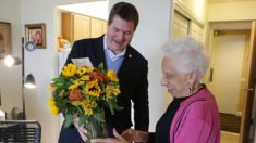Une organisation offre des fleurs d’une manière aléatoire, elles font sourire les patients