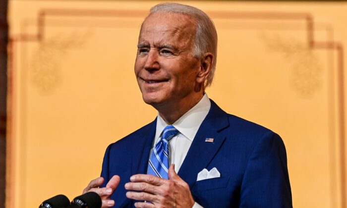 Le candidat démocrate à la présidence Joe Biden prononce un discours de Thanksgiving au Queen Theatre de Wilmington, dans le Delaware, le 25 novembre 2020. (Chandan Khanna/AFP via Getty Images)