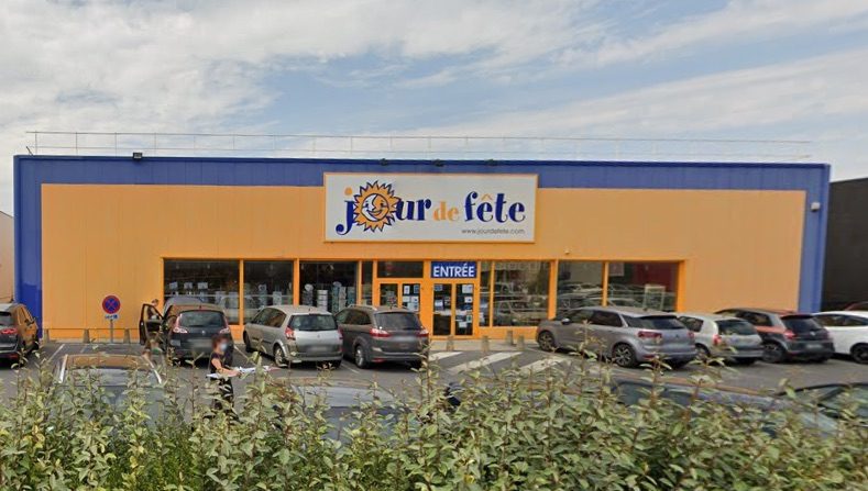 Il ne reste plus rien des 3.000 m² du magasin de jouets Jour de fête, situé dans la zone commerciale de Cormontreuil, près de Reims. (Capture d'écran/Google Maps)