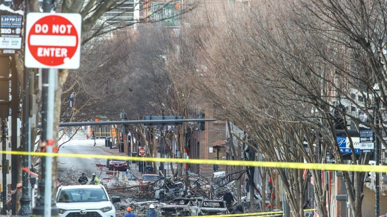 La police ferme une zone endommagée par une explosion le matin de Noël à Nashville, Tennessee, le 25 décembre 2020. (Terry Wyatt/Getty Images)