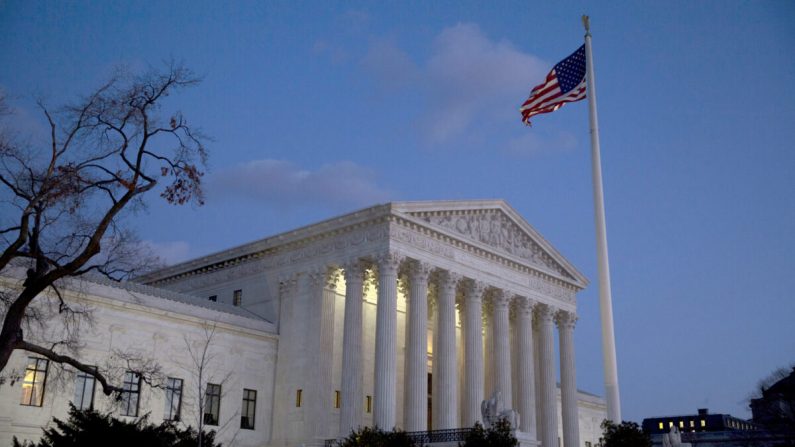 Le drapeau américain flotte devant la Cour suprême des États-Unis à Washington le 13 février 2016. (Drew Angerer/Getty Images)