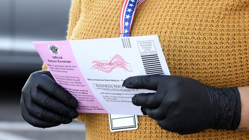 Breanna Silas, employée du département électoral du comté de Clark, réceptionne les bulletins de vote au département électoral du comté de Clark, qui sert de point de dépôt des bulletins de vote le 13 octobre 2020 à North Las Vegas, dans le Nevada. (Ethan Miller/Getty Images)
