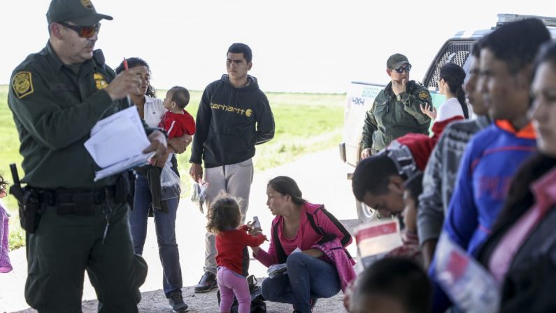 Une patrouille frontalière appréhende des étrangers en situation irrégulière qui viennent de traverser le Rio Grande depuis le Mexique près de McAllen, au Texas, le 18 avril 2019. (Charlotte Cuthbertson/The Epoch Times)