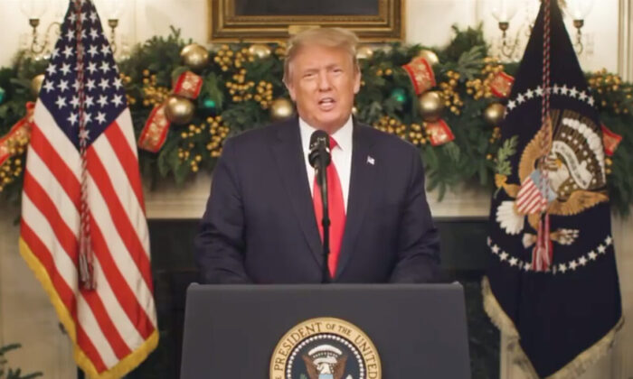 Le président américain Donald Trump lors d’un discours vidéo le 23 décembre 2020. (capture d'écran d'une vidéo de la Maison-Blanche)
