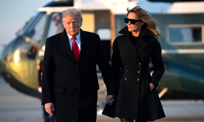 Le président américain Donald Trump et la première dame Melania Trump montent à bord d'Air Force One avant de quitter la base aérienne, Joint Base Andrews, dans le Maryland pour se rendre à Mar-a-lago pour Noël et le Nouvel An le 23 décembre 2020. (SAUL LOEB/AFP via Getty Images)