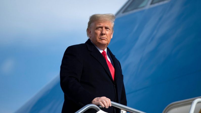 Le président Donald Trump monte à bord d'Air Force One à la base commune d'Andrews dans le Maryland le 12 décembre 2020. (Brendan Smialowski/AFP via Getty Images)