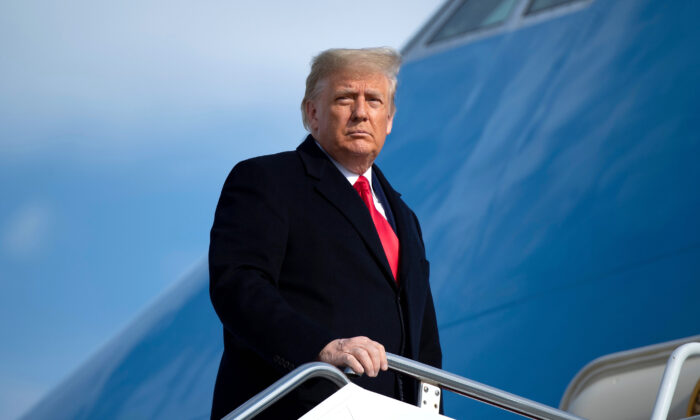 Le président Donald Trump monte à bord d'Air Force One à la base interarmées d'Andrews dans le Maryland le 12 décembre 2020. (Brendan Smialowski/AFP via Getty Images)