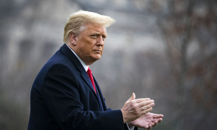 Le président américain Donald Trump se déplace sur la pelouse sud de la Maison-Blanche, à Washington, le 12 décembre 2020. (Al Drago/Getty Images)