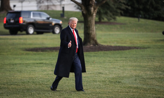 Le président Donald Trump marche sur la pelouse sud pour monter à bord du Marine One à la Maison-Blanche le 18 décembre 2019. (Charlotte Cuthbertson/The Epoch Times)