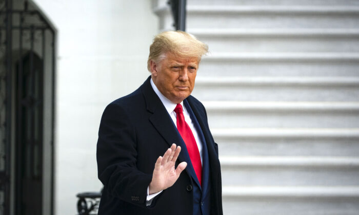 Salutation de DOnald Trump à Washington, le 12 décembre 2020. (Al Drago/Getty Images)