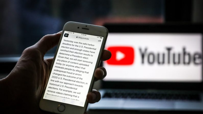 Le 9 décembre 2020, un message YouTube est affiché sur un téléphone qui annonce que la société va immédiatement commencer à supprimer tous les contenus alléguant une « fraude ou des erreurs généralisées » lors de l'élection présidentielle de cette année. (Samira Bouaou/The Epoch Times)