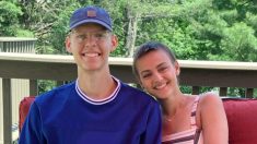 Un jeune couple atteint de cancer devient inséparable tout en luttant contre la même maladie rare