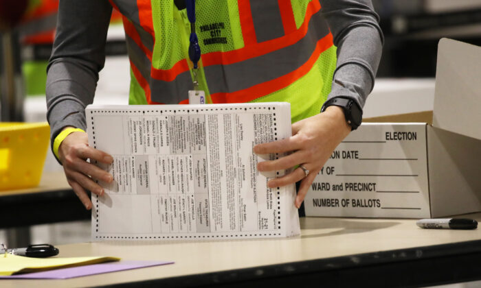 Des scrutateurs électoraux comptent les bulletins de vote à Philadelphie, en Pennsylvanie, le 4 novembre 2020. (Spencer Platt/Getty Images)