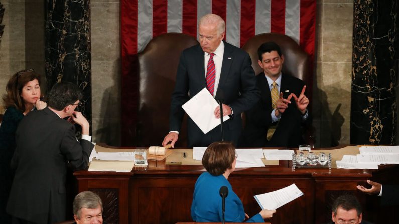 Le président de la Chambre des représentants américaine Paul Ryan (à droite, en haut), réagit alors que le vice-président américain Joe Biden, au centre, en haut, préside le dépouillement des voix de l'élection présidentielle de 2016 lors d'une session conjointe du Congrès à Washington le 6 janvier 2017. (Mark Wilson/Getty Images)
