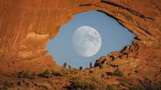 Un photographe capture des images étonnantes de la pleine lune à travers une arche rocheuse rouge