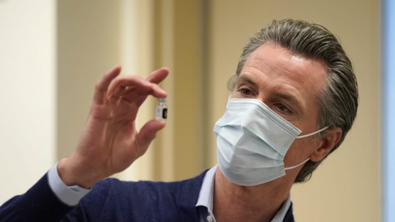 Le 14 décembre 2020, le gouvernement californien Gavin Newsom présente un flacon du nouveau vaccin Covid-19 au Kaiser Permanente Los Angeles Medical Center à Los Angeles, Californie. (Jae C. Hong/Pool/Getty Images)
