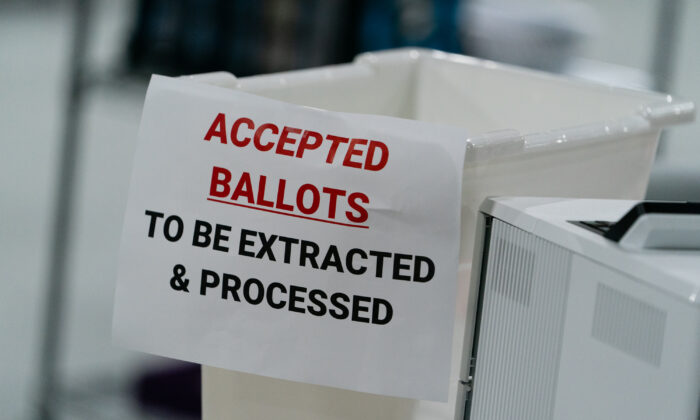 Une urne est vue au bureau d'inscription des électeurs et d'élection du comté de Gwinnett à Lawrenceville, Géorgie, le 7 novembre 2020. (Elijah Nouvelage/Getty Images)