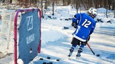 Canada : un homme de 21 ans violemment arrêté par la police pour avoir joué au hockey extérieur