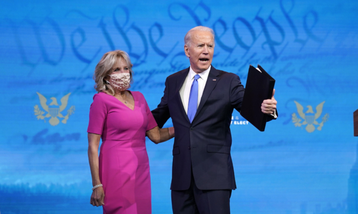 L'ancien vice-président Joe Biden (à droite) aux côtés de sa femme Jill Biden après avoir parlé du processus de certification des votes du collège électoral au Queen Theater à Wilmington, Delaware, le 14 décembre 2020. (Drew Angerer/Getty Images)