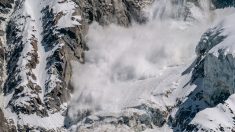 Haute-Savoie : il filme une énorme avalanche et finit engloutit par un nuage de neige