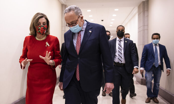 La présidente de la Chambre des représentants, Nancy Pelosi (Démocrate, Californie), à gauche, et le leader de la minorité au Sénat, Chuck Schumer (Démocrate, New York), marchent sur la colline du Capitole à Washington le 20 décembre 2020. (Tasos Katopodis/Getty Images)

