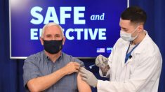 Le vice-président américain Mike Pence se fait vacciner contre le Covid-19