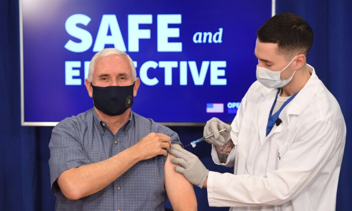 Le vice-président Mike Pence reçoit le vaccin Covid-19 dans le bâtiment du bureau exécutif Eisenhower à Washington le 18 décembre 2020. (Saul Loeb/AFP via Getty Images)