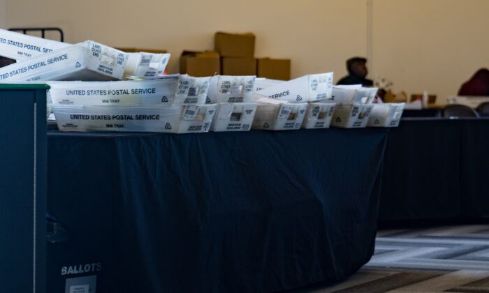 Les boites contenant les bulletins de vote sont disposées sur le côté dans une salle de traitement des votes par correspondance à la State Farm Arena d'Atlanta, en Géorgie, le 2 novembre 2020. (Megan Varner/Getty Images)