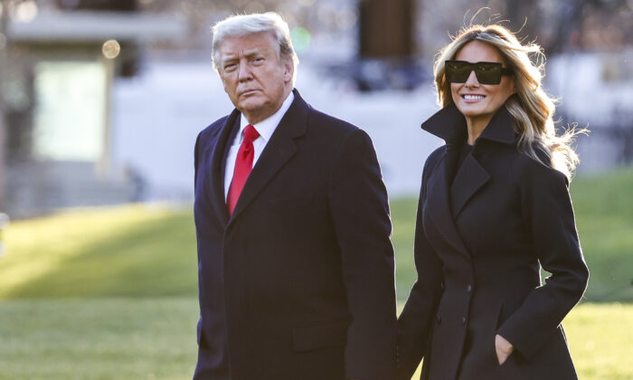 Le président américain Donald Trump et la première dame Melania Trump marchent sur la pelouse sud de la Maison Blanche, à Washington, États-Unis, le 23 décembre 2020. (Tasos Katopodis/Getty Images)
