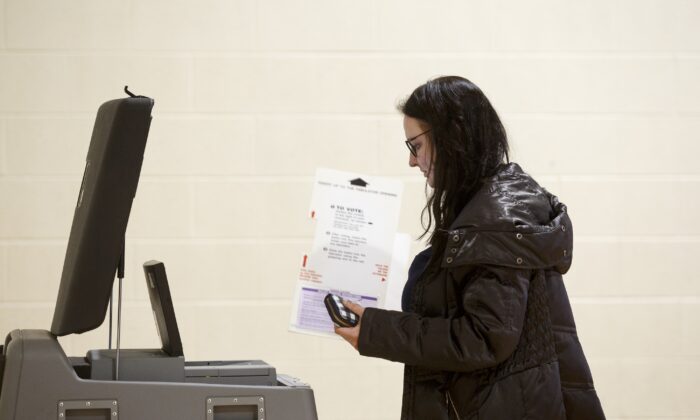 Un électeur du Michigan utilise une machine lors de l'élection primaire présidentielle à Warren, Michigan, le 10 mars 2020. (Elaine Cromie/Getty Images)