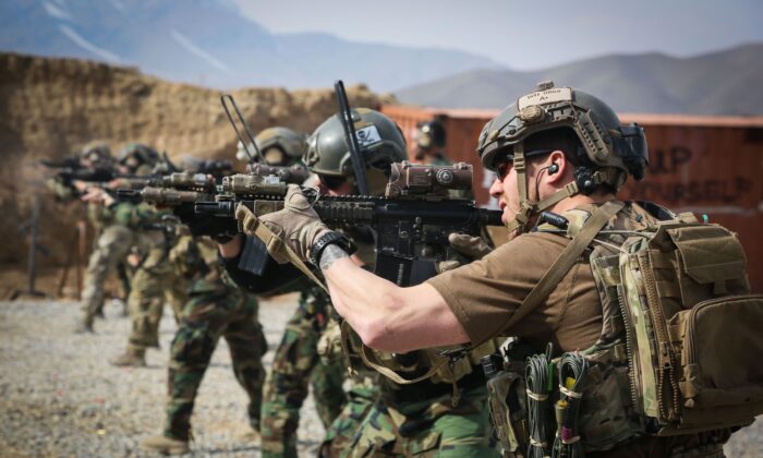 Des soldats des forces spéciales américaines attachés à la Combined Joint Special Operations Task Force-Afghanistan s'entraînent au tir de combat sur un champ de tir, près de la province de Kaboul, en Afghanistan, le 24 février 2014 (photo de l'armée américaine par le soldat Connor Mendez).