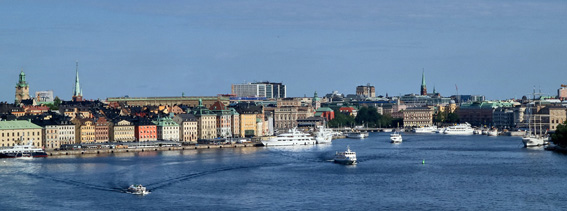 L’interaction omniprésente entre eau et terre donne à la ville de Stockholm un charme particulier et une atmosphère unique. (Christiane Goor et Charles Mahaux)