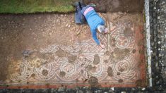 Des archéologues découvrent la première mosaïque romaine connue, datant de « l’âge sombre », fabriquée en Grande-Bretagne